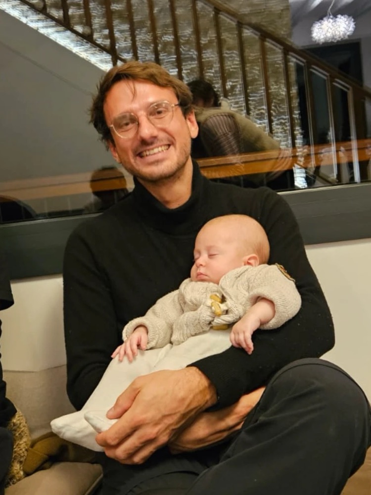 Un bébé endormi dans les bras