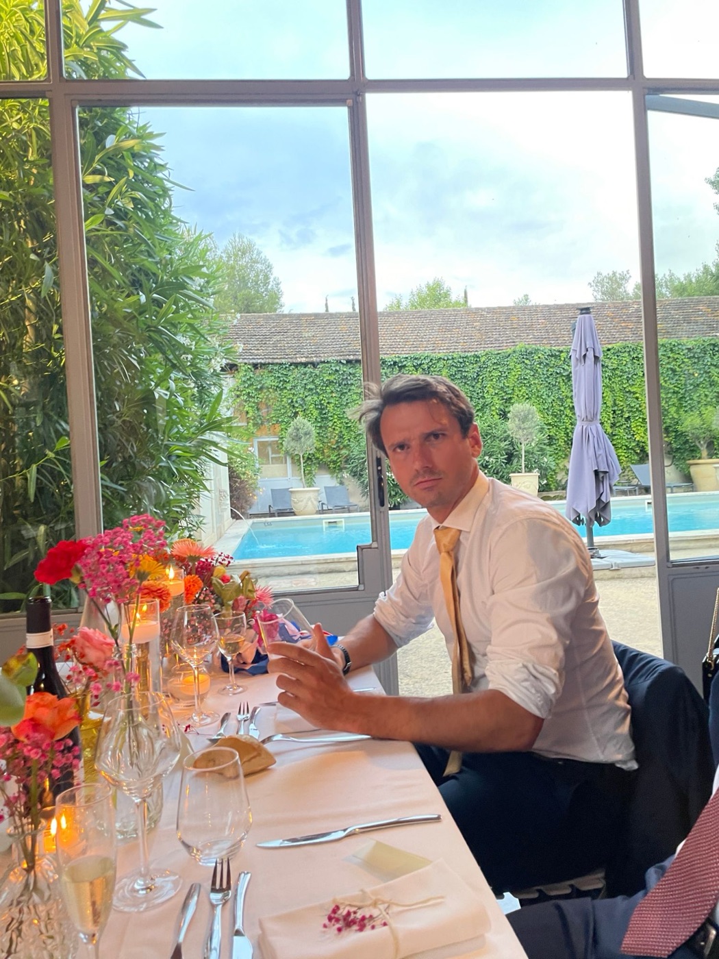 Portrait en chemise blanche et cravate jaune lors d'un mariage