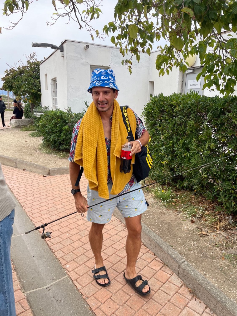 Look de vacances : bob, serviette jaune et canne à pêche